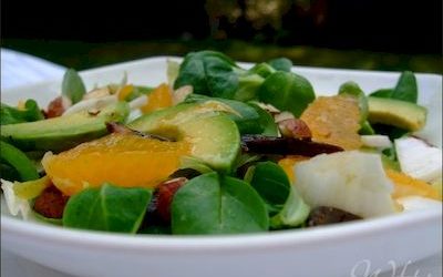 Salade avocat, orange et dattes